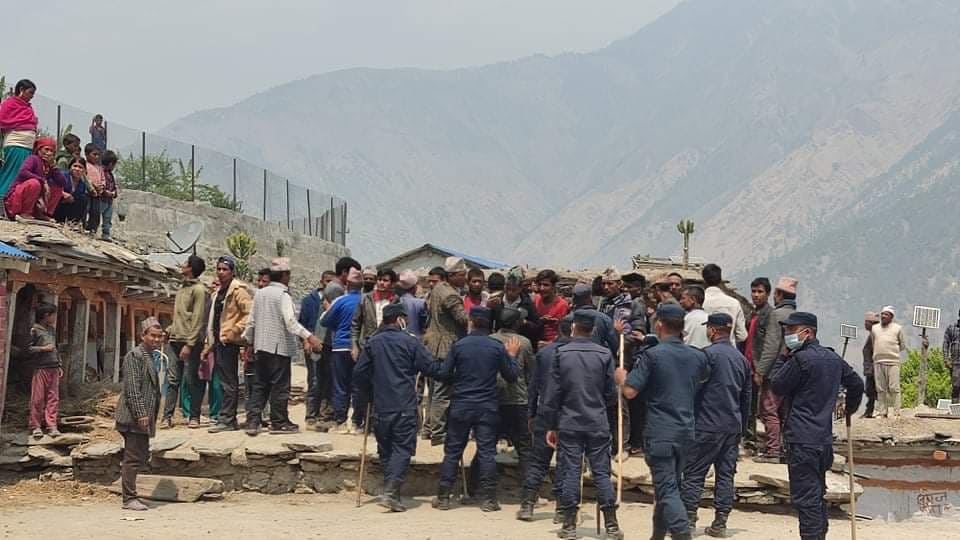 माओवादी केन्द्रका कार्यकर्ताद्धारा गाउँपालिका अध्यक्ष फडेराको घर तोडफोड (भिडियोसहित)